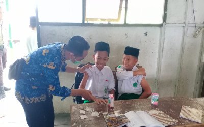 Siswa MI Nurul Hidayah Terima Imunisasi DT Td