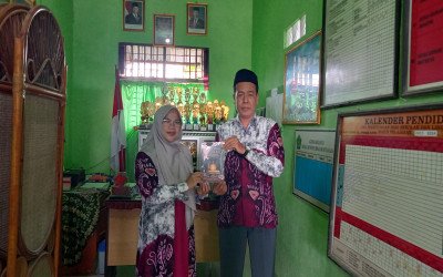 Guru MI Nurul Hidayah Sukses Menulis dan Diterbitkan Buku Perdananya